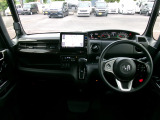 大きなフロントガラスで広々とした視界の運転席まわりです。