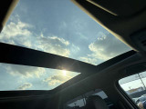 パノラミックルーフ付の車両です。