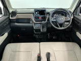 【インパネ】運転のしやすさを最優先に設計された見晴らしの良いフロントビュー。車両間隔が掴みやすく狭い道でも安心♪「安全」と「品質」を最優先に、安心してお乗りいただけるクルマを提供いたします。