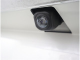 バックカメラが付いているので後方確認が非常にしやすいです。今や運転初心者も熟練者も必須装備!ついていて損はないですね♪