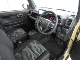 シンプルで使いやすいデザインの運転席です。