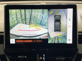 【パノラミックビューモニター】専用のカメラにより、上から見下ろしたような視点で360度クルマの周囲を確認することができます☆死角部分も確認しやすく、狭い場所での切り返しや駐車もスムーズに行えます。