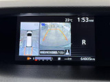 【アラウンドビューモニター】自車周辺をぐるりと俯瞰できるカメラで危険を察知。上空からの映像で自動車や障害物の位置が詳細に確認できるので、狭い駐車場でも安心して駐車できますね。