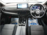 運転にかかわる様々な操作を安全に行えるように視点移動が少なく、操作性に配慮されたスイッチ類が凝縮されたコクピットです。