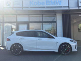【BMWの伝統-3】BMWのお車は、&ldquo;駆け抜ける歓び&rdquo;を体現しております。走行の安定性とコーナリングの良さを追求し、思い通りにハンドルの操作可能です。