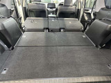 リアシートを倒せば、広々とした荷室空間に♪ お荷物、たっぷり載せられます!ゴルフバッグや長尺物も搭載可能、レジャーにお仕事にお買い物にも便利な広々荷室です(^^)
