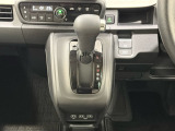 CVT車のセレクトレバーです。低速から高速まで、変速ショックのないスムーズな走りを実現するとともに、エンジン効率のよい領域を維持することで燃費にも貢献します。