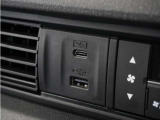 ◆USB接続端子◆スマホやiPodなどを接続して、いつもの音楽を車内でもお楽しみいただけます♪