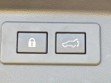 【パワーバックドア】スマートキーや運転席のボタンを押すだけでリアゲートが自動で開閉します!荷物を持っている時や、高い位置にあるバックドアを閉める際に便利な機能です♪