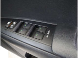 運転席から窓の開け閉めできます。