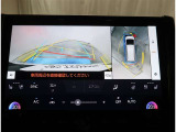 【パノラマモニター】に搭載した4つのカメラにより、車を真上から見ているような映像を表示。運転席から確認しにくい車両周囲の状況を把握できます。