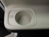 カップホルダーは運転席や助手席からちょうど手の届く位置です!!