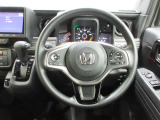 ハンドルの両側に操作ボタンが付いております。運転しながら操作ができるのでとっても便利!