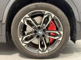 BMWの純正アロイホイールは軽量かつ強度にも優れているホイールで走行性能を引き上げる設計になっております。足元にもBMWは妥協がなくこだわっている個所になります。