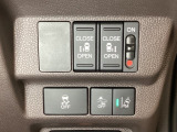 両側電動スライドドアは運転席から操作ができるよう、操作スイッチが付いています。Hondaセンシング用のVSA(ABS+TCS+横滑り抑制)解除と路外逸脱抑制機能などのオンオフスイッチも装備しています。