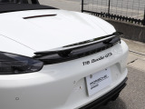 120kmで可動してダウンフォースを発生するリアスポイラー(ハイグロスブラック塗装)