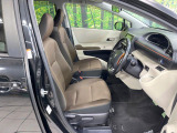 運転席まわりには十分なスペースがあり、大柄な方でもゆったり運転していただける環境です。