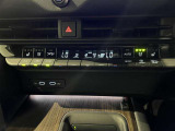 【オートエアコン】一度お好みの温度に設定すれば、車内の温度を検知し風量や温度を自動で調整。暑い&hellip;寒い&hellip;と何度もスイッチ操作をする必要はありません。快適な車内空間には必須の機能ですね♪