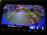 バックカメラの画像です。ガイドラインがスムースな車庫入れをサポートいたします。車庫入れの安心感がアップしますね。