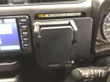 マルチホルダーです。スマートフォンやメモ帳などを置いておくのに便利です。プッシュすると小物入れが出現します。