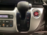 CVT車のセレクトレバーです。低速から高速まで、変速ショックのないスムーズな走りを実現するとともに、エンジン効率のよい領域を維持することで燃費にも貢献します。