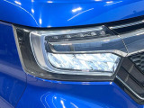 【LEDヘッドライト】悪天候や夜間走行時も良好な視界を確保し安心して運転できる高輝度LEDヘッドライトを装備!点灯速度が早く、消費電力も抑えられています。