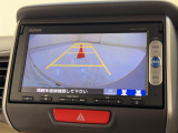 バックカメラの画像です。ガイドラインがスムースな車庫入れをサポートいたします。車庫入れの安心感がアップしますね。