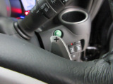 スポーティーな運転が楽しめるパドルシフト搭載車。オートライト付きです。手元での操作なしでヘッドライトのON/OFFできます。トンネルでの点灯・消灯忘れ防止に役立ちます。