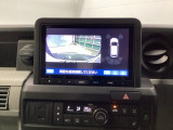 バックギアに入れますとご覧のような画像に自動的に切り替わります。車庫入れ時に役立ちます。