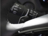 ◆減速セレクター装備◆ステアリングホイールの左右に取り付けられた2つのパドルスイッチで減速の強さを調整。 左側の「-」を操作すると減速を強く、右側の「+」を操作すると減速を弱くすることができます。