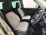 女性でも運転がしやすいように、シートの高さ調整機能(シートリフター)がついています。運転席と助手席の間が空いている為、助手席側への移動がスムーズです。