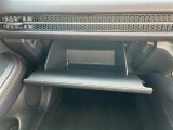 【グローブボックス】大容量のグローブボックスです!!車検証ケース他、日頃使う小物類の収納スペースもたくさんあります!