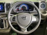 インテリアに合わせたデザインのステアリングは、運転される方のことも考え、運転しやすい形状、大きさです。是非一度、実際に触ってお確かめください。