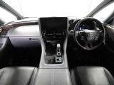 上質で落ち着いた印象のインパネ。視界も広々で運転しやすいです。
