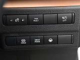 運転席の右側にはオートブレーキホールド、ドライブモードの切り替えスイッチが付いています