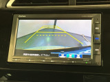 リバースギアに入れるだけで後方の表示へ切り替わります。夜間や雨の日の駐車も楽になりますよ。