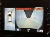 パノラミックビューモニターを装備。駐車場や交差点でクルマを真上から見るように周囲を確認できます。機能の詳細は販売店スタッフまでおたずねください。