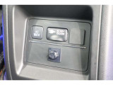 車載バッテリーからのDC電源を、AC100Vに変換して家電製品を車内で使えるようにしたコンセント付き電圧変換器付きです!!