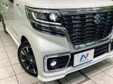 【LEDヘッドライト】悪天候や夜間走行時も良好な視界を確保し安心して運転できる高輝度LEDヘッドライトを装備!点灯速度が早く、消費電力も抑えられています。