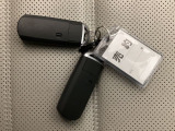 家族やパートナーと個別に持てるため、貸し借りの手間がなくスムーズに乗車できます。また、メインキーを自宅に置いたまま、もう一方をサブとして常に鞄に入れておけるため、持ち出し忘れを防げる点も便利です。