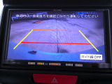 バックカメラの画像です。ガイドラインがスムースな車庫入れをサポートいたします。車庫入れの安心感がアップしますね。