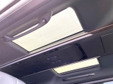 【サンルーフ】開放感たっぷりの希少装備、サンルーフが装着されています!車内に明かりを取り入れたり景色を楽しむ以外にも、車内の空気も簡単に換気できて快適です!