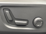 【メモリー機能付きパワーシート】ドライバーごとに設定したシート位置を記憶して、ボタン一つで切り替えできる便利な機能!運転する方が複数名いらっしゃるご家庭におすすめです。