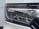 【LEDヘッドライト】悪天候や夜間走行時も良好な視界を確保し安心して運転できる高輝度LEDヘッドライトを装備!点灯速度が早く、消費電力も抑えられています。