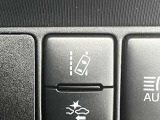 車の車線をカメラで認識し、はみ出しそうな時に警告を発したりステアリング操作を補助して安全運転をサポート!
