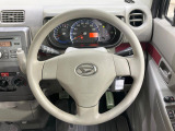 インテリアに合わせたデザインのステアリングは、運転される方のことも考え、運転しやすい形状、大きさです。是非一度、実際に触ってお確かめください。