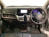 車内は光触媒抗菌消臭施工済です。インパネ周りはスタイリッシュなデザインで機能や装備も充実しています。グローブボックスやカップホルダーのほかにトレーなどたくさんの収納スペースが付いています。