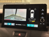 リバースギアに入れるだけで後方の表示へ切り替わります。夜間や雨の日の駐車も楽になりますよ。