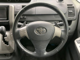 【純正革巻きステアリング】上質な革を使用することで、手にしっかり馴染みとても運転しやすいハンドルです♪
