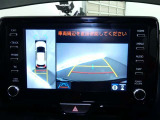 パノラミックビューモニター付きです。車両を上から見たような映像を画面に表示。運転席からの目視だけでは見にくい、車両周辺の状況をリアルタイムでしっかり確認できます。
